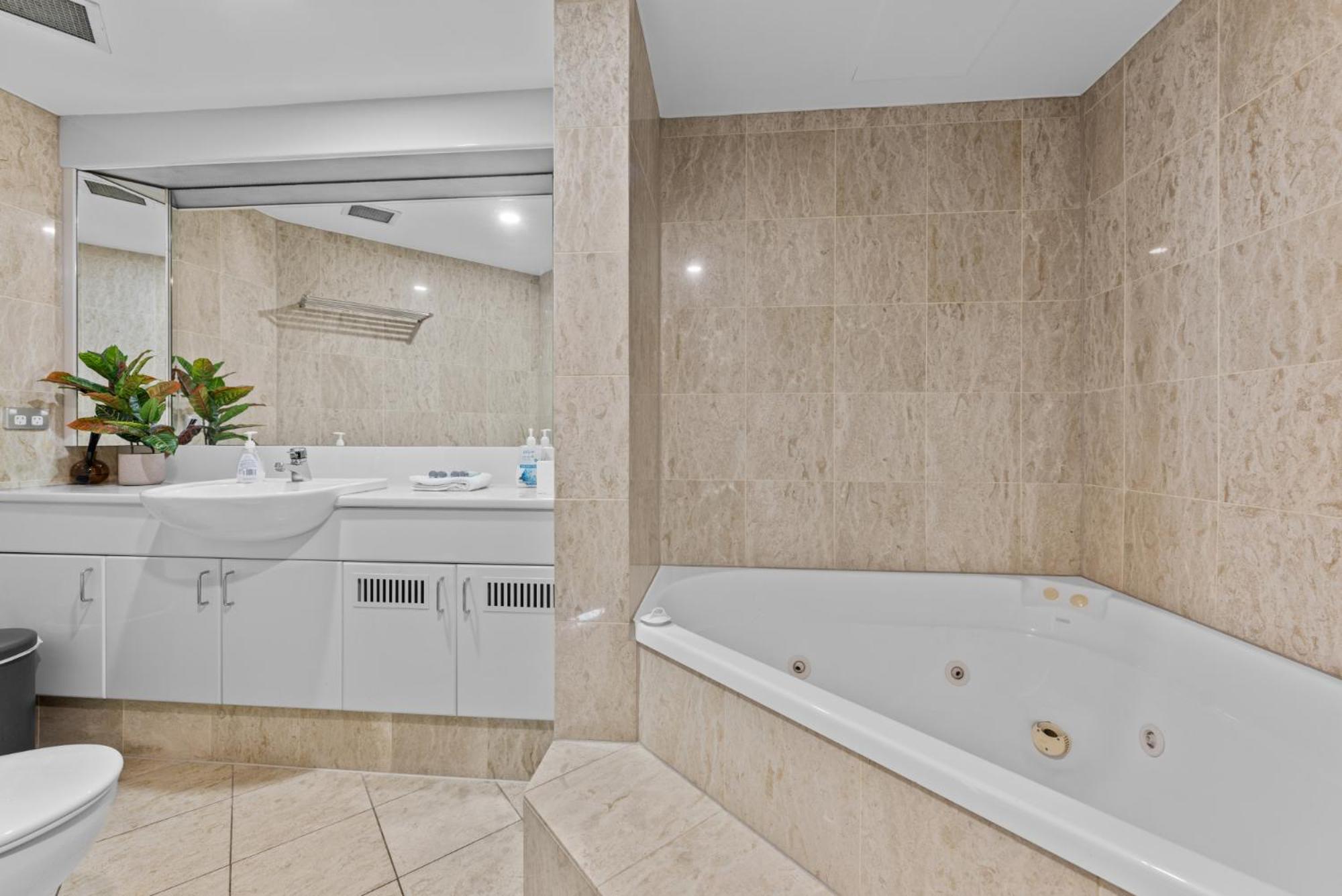شقة Lavish 3-Bed With Wraparound Balcony And Pool بريزبين المظهر الخارجي الصورة