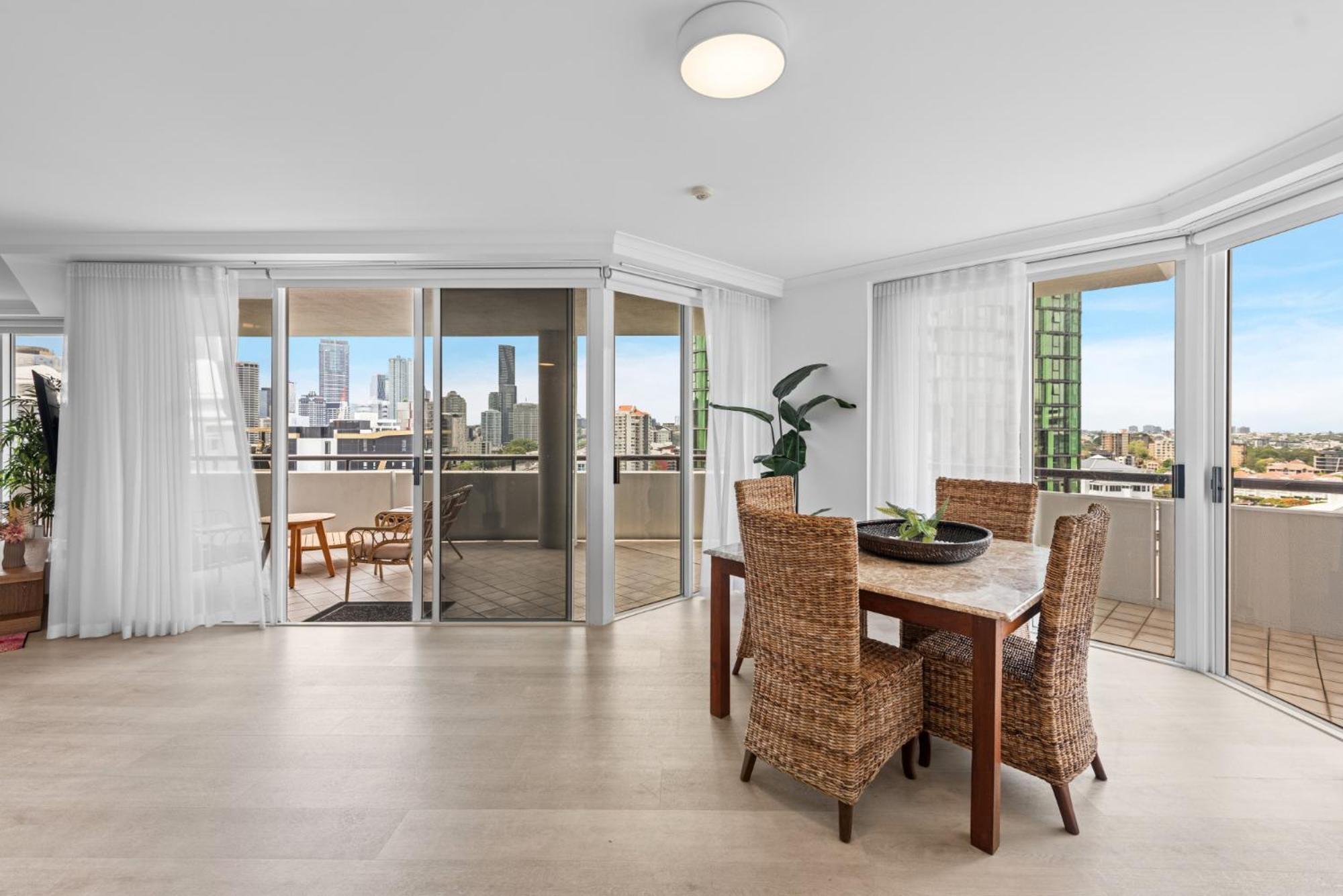 شقة Lavish 3-Bed With Wraparound Balcony And Pool بريزبين المظهر الخارجي الصورة